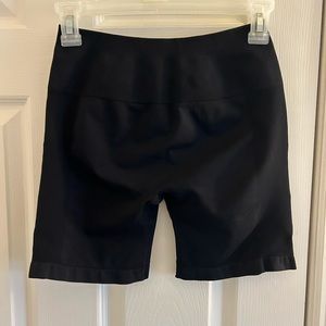 AUROLA black seamless biker shorts w/ butt scrunch. Size medium